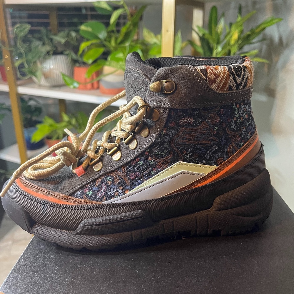 NWT Inkkas Trekk Hiking Boot - Tauro - 7